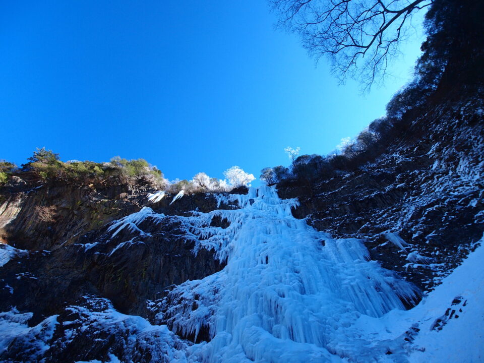 高瀑と青空
