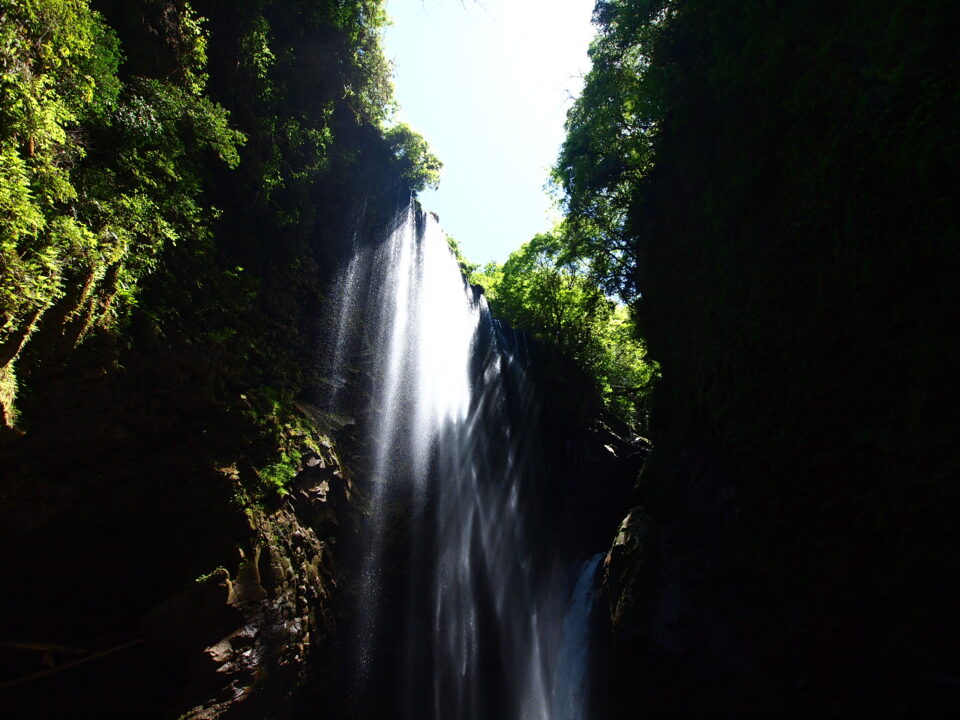 越早滝(遠くから)