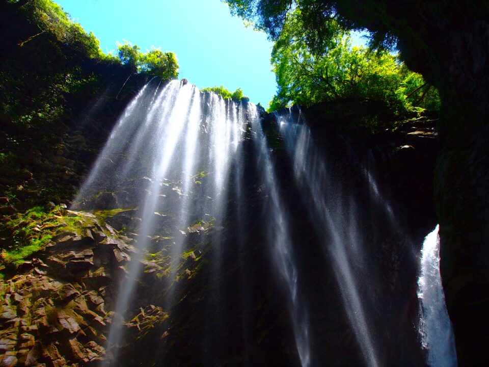 越早滝(直下から)
