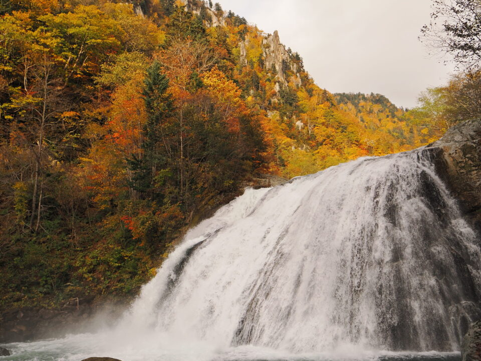 敷島の滝と紅葉