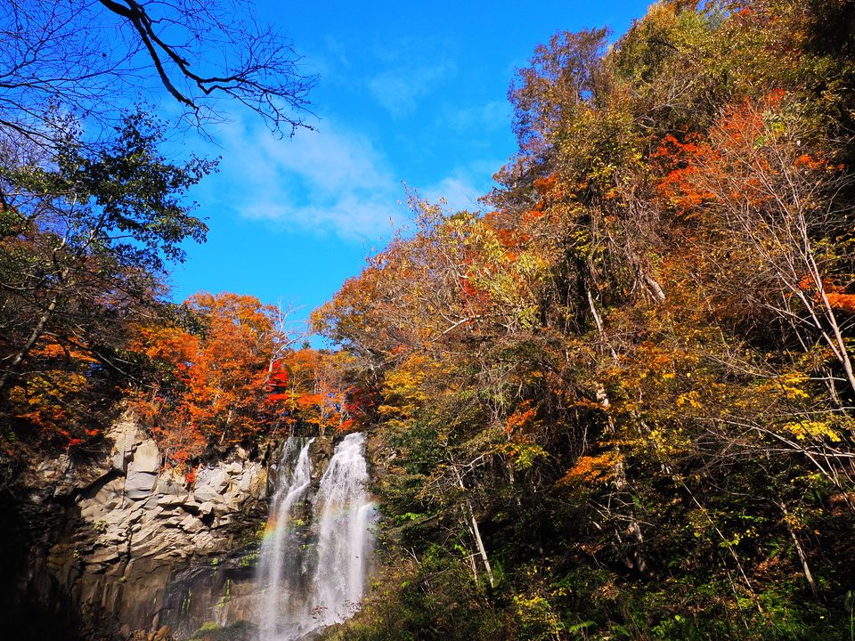 アシリベツの滝と紅葉と虹1