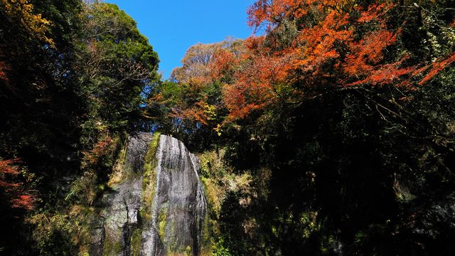 カッパ滝と紅葉と虹